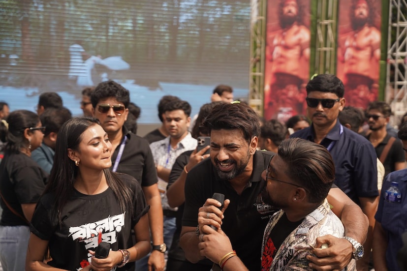 বেঙ্গল ট্যুরের মাধ্যমে শুরু হয়ে গেল রঘু ডাকাত ছবির প্রমোশন। বিভিন্ন শহরে ঘুরে চলছে ছবির বিরাট প্রচার।