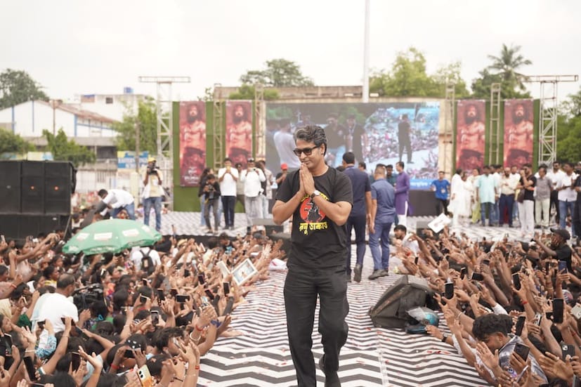 প্রতিটি শহরেই রীতিমতো জনজোয়ার, প্রিয় তারকাদের দেখতে উপচে পড়ছে ভিড়।