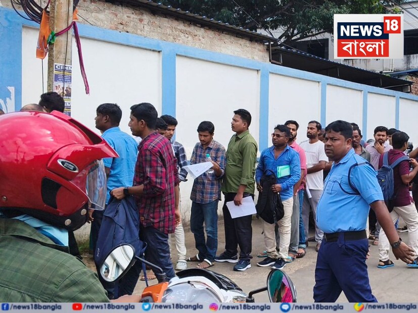 পরের রবিবার, অর্থাৎ ১৪ সেপ্টেম্বর একাদশ-দ্বাদশে নিয়োগের পরীক্ষা। তাতে পরীক্ষার্থীর সংখ্যা ২,৪৬,৫০০। মোট পরীক্ষাকেন্দ্র ৪৭৮। এসএসসি আগেই জানিয়েছিল, ২০১৬ সালে যাঁরা চাকরি পেয়েছিলেন, তাঁদের প্রায় সকলেই আবার আবেদন করেছেন। গত বারের চেয়ে এ বার পরীক্ষার্থীর সংখ্যা অন্তত আড়াই লক্ষ বেশি। (সোমরাজ বন্দ্যোপাধ্যায়) 