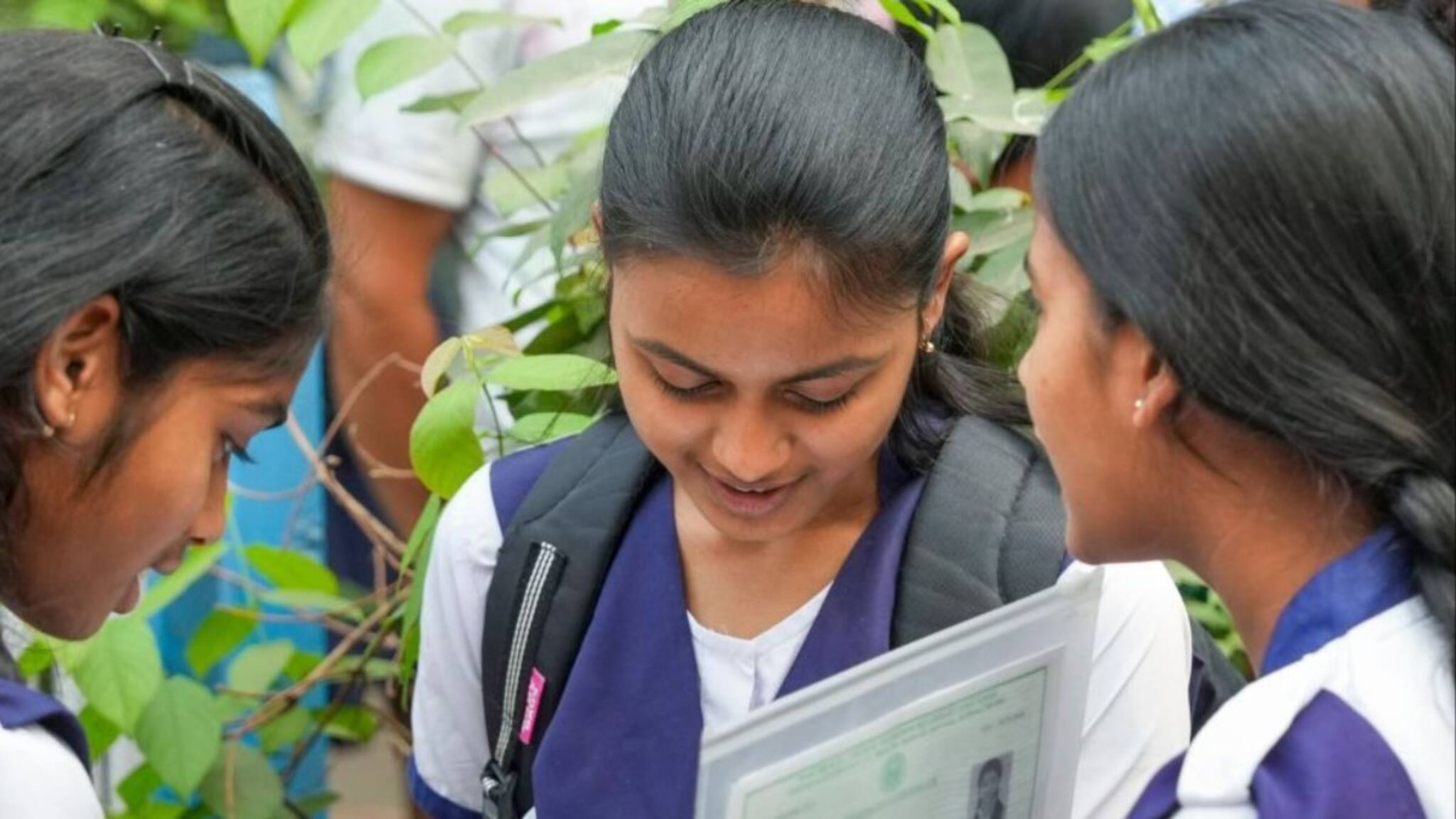 HS Exam 2026: ইচ্ছে থাকলে কী-ই না হয়! প্রমাণ দিল মালদহের দুই উচ্চ মাধ্যমিক ছাত্রী আবিতা ও বৃষ্টি