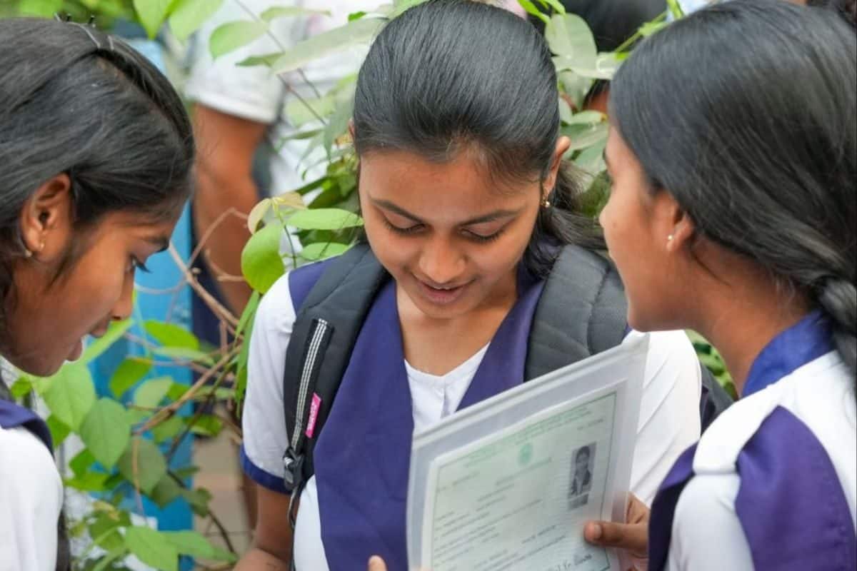 গ্রিন করিডর করে পৌঁছে দেওয়া হচ্ছে পরীক্ষার্থীদের, বিপজ্জনক রাস্তায় চলছে পাহারা