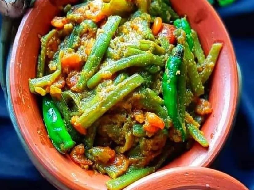 বাঙাল বাড়িতে শাপলা এবং শালুক ফুল খাওয়ার রীতি দীর্ঘ দিনের৷ সরষে চিংড়ি দিয়ে চচ্চড়ি, শাপলার মুচমুচে ভেলাভাজা-সহ একাধিক মুচমুচে রেসিপিতে উঠে যায় এক থালা ভাত৷ এই উদ্ভিদের বীজ খই হিসাবে ভেজে খাওয়া হয়। শাপলার ডাঁটা ইলিশ ও চিংড়ির সঙ্গে রান্না করে খাওয়া যায়। 