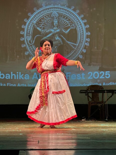 আবেগ, উচ্ছ্বাস এবং উদ্যম। নিজ সংকল্পে স্থির থেকে এই অনিশ্চিত সমাজে একজন শিল্পী তাঁর গুরুর আদর্শকে সঙ্গে নিয়ে নিউটাউনে, দ্রুত বাড়তে থাকা জনপদের মধ্যে গড়ে তুললেন নৃত্য এবং অঙ্কন শেখার এক সুন্দর প্রতিষ্ঠান। 