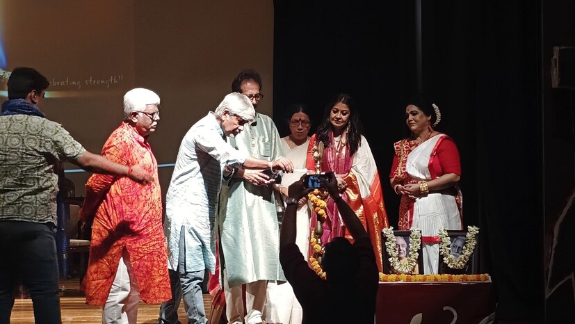 অনুষ্ঠানে বিশিষ্ট অতিথি হিসেবে উপস্থিত ছিলেন, শিল্পী সুচিত্রা চট্টোপাধ্যায়, শিল্পী রুবি বন্দ্যোপাধ্যায়, ড. শিল্পীতা মিত্র, সহকারী অধ্যাপক, কলকাতা বিশ্ববিদ্যালয়, শ্রী অরুণ কুমার চক্রবর্তী, প্রিন্সিপাল, রেখাচিত্রম, সল্টলেক, শ্রী দেবাশিস জানা, সমাজসেবক, শ্রী সুপ্রিয় চক্রবর্তী, গায়ক এবং শিল্পী রাজীব শূর রায়। 