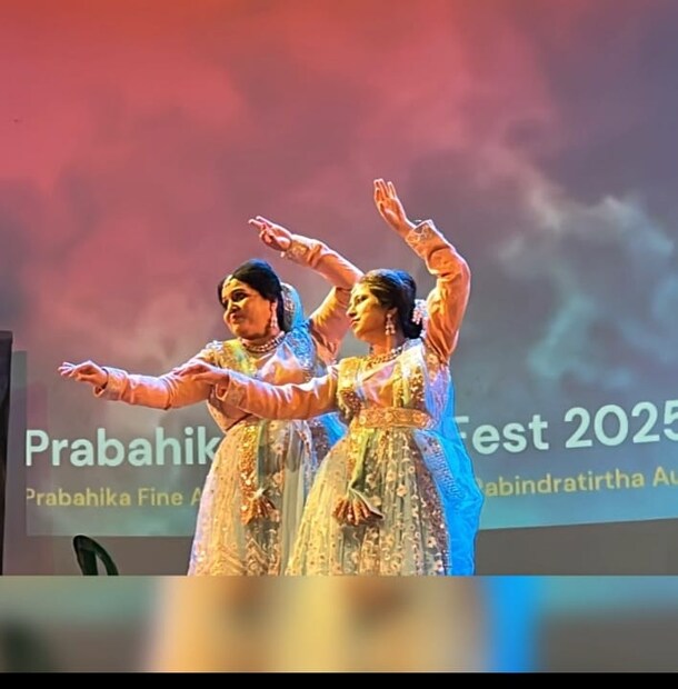 মাঝে ঋতুরঙ্গ, জুতা আবিষ্কার শ্রুতিনাটক এবং রেট্রো গানের নাচেরও আয়োজন ছিল। 
