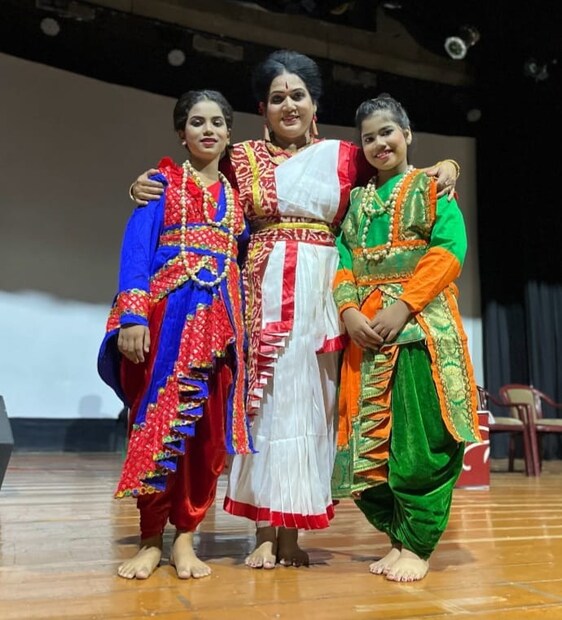 গুরুজি পণ্ডিত বিরজু মহারাজের নির্দেশনায় তিনি তাঁর দক্ষতা আরও উন্নত করেন। শ্রীমতি বিশ্বাস বিশিষ্ট শিক্ষক এবং পরামর্শ দাতাদের কাছ থেকে অঙ্কনের বিভিন্ন ধরনও অধ্যয়ন করেছেন।