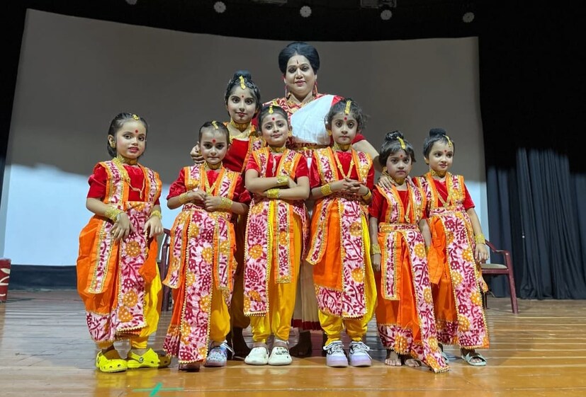 লখনউয়ের বাসিন্দা শ্রীমতি চৈতালি বিশ্বাস আজীবন ধ্রুপদী নৃত্য এবং গানের প্রতি অনুরাগ পোষণ করে এসেছেন। তিনি লখনউয়ের ভাটখণ্ডে বিশ্ববিদ্যালয় থেকে লখনউ ঘরানার কত্থকে আনুষ্ঠানিক প্রশিক্ষণ গ্রহণ করেন এবং সেখান থেকে কত্থকে স্নাতকোত্তর সম্পন্ন করেন। 
