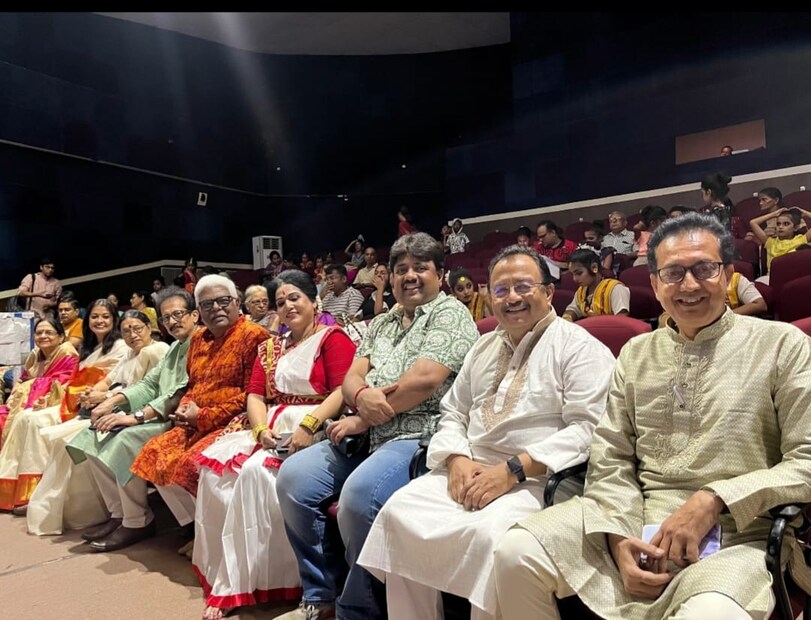 অনুষ্ঠানের সঞ্চালনায় ছিলেন আশিস হাজরা এবং বিশেষ সহযোগিতায় দেবজ্যোতি বিশ্বাস, ড. অরুণিমা হালদার ও অমৃতা দত্ত। 