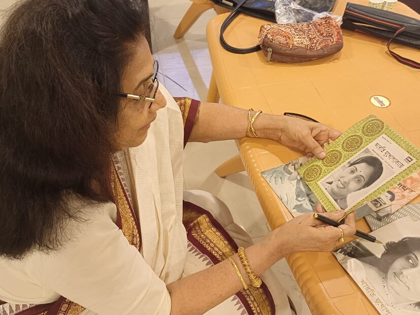উনিশ বছর পরে মহালয়ার অনুষ্ঠানে ফিরছেন কিংবদন্তি সঙ্গীতশিল্পী আরতি মুখোপাধ্যায়। কলকাতা পৌরসভার মেয়র পারিষদ দেবাশিস কুমারের পৃষ্ঠপোষকতায় অনুষ্ঠিত হতে চলেছে জাগো দুর্গা, মহাজাতি সদনে, আগামী ২১ সেপ্টেম্বর, বিকেল ৫:৩০টা থেকে। 