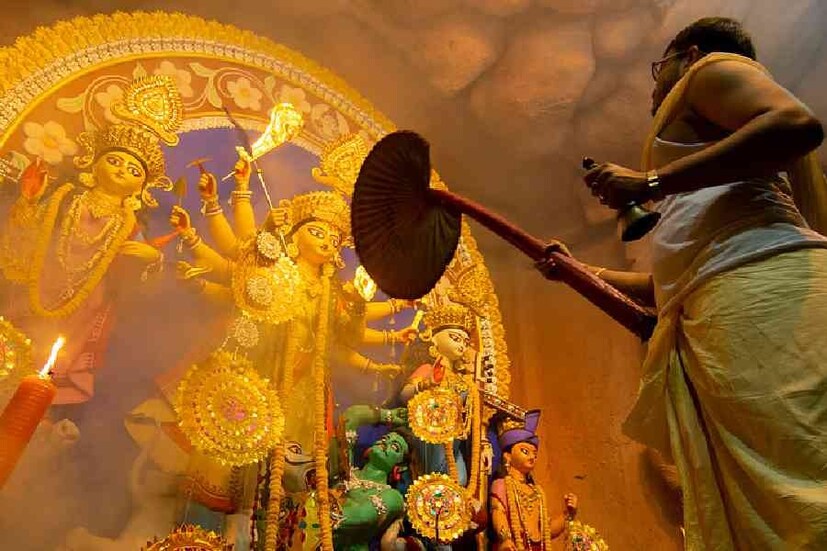 আশ্বিন মাসের কৃষ্ণ পক্ষকে পিতৃপক্ষ এবং শুক্লা পক্ষকে দেবীপক্ষ বলা হয়৷ মহালয়ায় থাকে অমাবস্যা তিথি৷ সেদিনই সমাপ্ত হয় পিতৃপক্ষ৷ শুরু হয় দেবীপক্ষ৷ এই মাস জ্যোতিষশাস্ত্রে অত্যন্ত গুরুত্বপূর্ণ৷ 