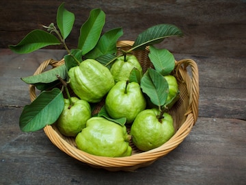 খোসা-সহ না কি খোসা ছাড়া, পেয়ারা কী ভাবে খেলে বেশি উপকার, জানাচ্ছেন পুষ্টিবিদ