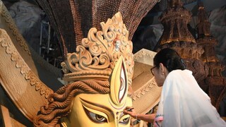চেতলা অগ্রণীতে দুর্গা প্রতিমার চোখ আঁকলেন মুখ্যমন্ত্রী