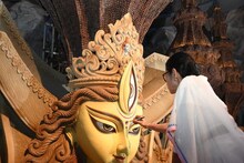 চেতলায় দুর্গা প্রতিমার চোখ আঁকলেন মমতা, 'ববি যা করেছে এবার না...'