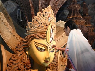 চেতলা অগ্রণীতে দুর্গা প্রতিমার চোখ আঁকলেন মুখ্যমন্ত্রী