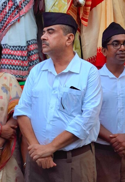 রাজ্য জুড়ে বিভিন্ন স্থানে সম্পূর্ণ গণবেশে অর্থাৎ সঙ্ঘের নির্দিষ্ট পোশাকে পথে নামলেন হাজার হাজার স্বয়ংসেবক ও পদাধিকারীরা। রবিবার এই বিশেষ কর্মসূচির অঙ্গ হিসাবে প্রথমে 'শাখা' অনুষ্ঠিত হয়।