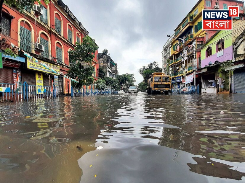বর্তমানে শিয়ালদা মেন শাখায় ট্রেন চলাচল কিছুটা অস্বাভাবিক। বৃষ্টির কারণে বেশ কিছু জায়গায় ট্রেনের সিগন্যালে বিভ্রাট আর সেই কারণে ট্রেন চলছে খুব ধির গতিতে। বাতিল হয়েছে বহু ট্রেন। অফিস টাইমে যথেষ্ট সমস্যা করতে হচ্ছে নিত্যযাত্রীদের। প্রবল ভিড়।