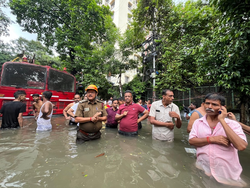 *সোমবার রাতের তুমুল বৃষ্টির তাণ্ডবে কলকাতা জলের তলায়। কিন্তু এখনই স্বস্তির নিঃশ্বাস ফেলার সময় হয়নি। কারণ আজ মঙ্গলবার রাত ২.২৩ মিনিটে গঙ্গার জলস্তর বাড়বে স্বাভাবিকের তুলনায় অনেকটাই। ৫.৫৭ মিটার পর্যন্ত জলস্তর বাড়তে পারে। এদিন গঙ্গার ধারের লকগেটগুলি রাত সাড়ে বারো'টা থেকে ভোর ৪.৩০ মিনিট পর্যন্ত বন্ধ থাকবে, ফলে ফের বাড়তে পারে জলস্তর।  