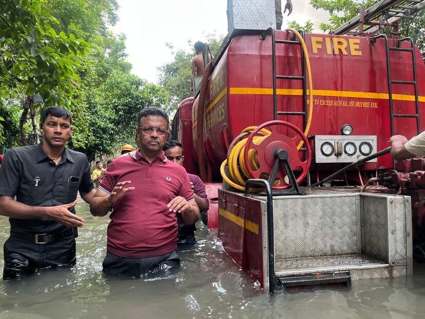 *তিনি আরও জানান, কিছু এলাকায় বিদ্যুৎস্পৃষ্ট হওয়ার খবর এসেছে। তাই নাগরিকদের অনুরোধ কেউ ঘর থেকে বেরোবেন না। বিদ্যুতের খুঁটি প্রাণঘাতী হতে পারে। সবচেয়ে বেশি বৃষ্টি হয়েছে গড়িয়া এলাকায়। ওখানে বেশি দুর্ভোগ পোহাতে হচ্ছে। বিশেষত পুরসভার ১০৮ ও ১০৯ নম্বর ওয়ার্ডে ড্রেনেজ সিস্টেম না থাকায় সেখানে অবস্থা সবচেয়ে খারাপ। 