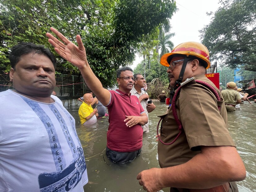 *মেয়র জানিয়েছে, সমুদ্র উত্তাল থাকার কারণে নদীর জলস্তর ফুলে উঠেছে। নদীতে জল একেবারে পূর্ণ, ক্যানেলগুলো ভরে আছে। আমরা পুরসভার ড্রেন থেকে জল ফেলতে গেলেই ব্যাক ফ্লো হয়ে তা আবার শহরে ফিরে আসছে। দুপুরের বান কেটে গেলে তবেই জল নামানো সম্ভব হবে। আগে জল খালে যাবে, খাল থেকে নদীতে, তারপর সমুদ্রে। এর বাইরে কোনও উপায় নেই,” বলেন ফিরহাদ।