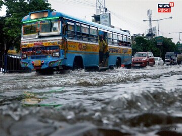 এখনও জলে ডুবে শহরের বহু রাস্তা৷ 