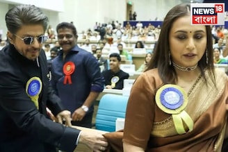 এটাই শাহরুখ! শাহরুখ খান...রানি উঠে দাঁড়ানো মাত্রই এগিয়ে গেলেন..তুলে ধরলেন আঁচল