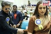 এটাই শাহরুখ! শাহরুখ খান...রানি উঠে দাঁড়ানো মাত্রই এগিয়ে গেলেন..তুলে ধরলেন আঁচল