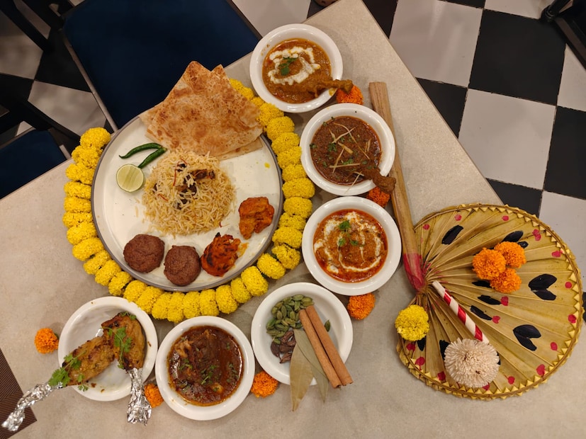 দুর্গাপুজো মানেই পেট পুজো৷ পুজোর ৫ দিন রোজকার বাড়ির খাবার ছেড়ে স্বাদ বদলের জন্য বাইরে খাবার খেতে মুখিয়ে থাকে সর্বভুক বাঙালি৷ 