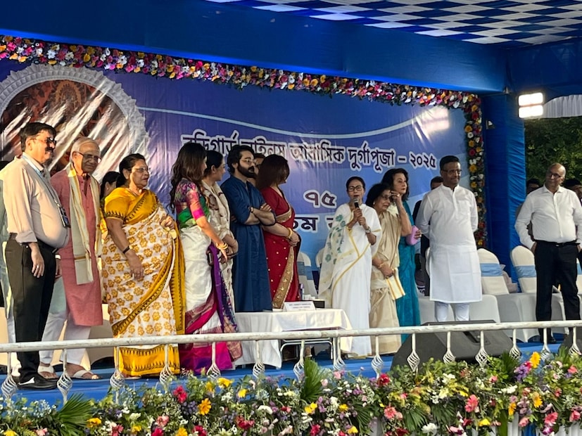 এদিনের মঞ্চে সঙ্গীতশিল্পী আরতি মুখোপাধ্যায়ের সঙ্গে আন্তরিক আলাপচারিতায় দেখা যায় মুখ্যমন্ত্রীকে। তাঁর প্রশংসায় পঞ্চমুখ ছিলেন প্রবীণ শিল্পীও। সঙ্গীতশিল্পী আরতি মুখাপাধ্যায় বলেন, মমতার সঙ্গে দেখা হওয়া খুব আনন্দের।