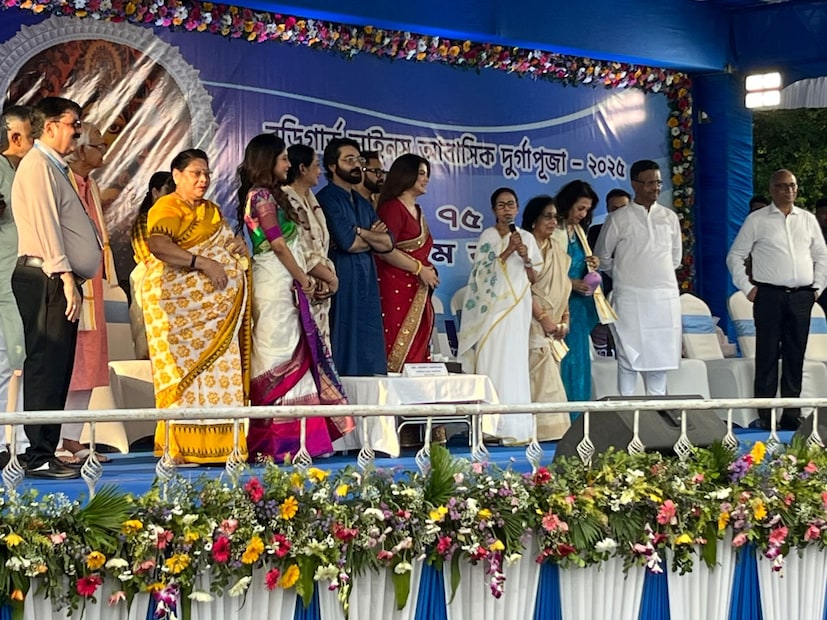 মঞ্চে মুখ‍্যমন্ত্রী ছাড়াও হাজির ছিলেন ডিজি রাজীব কুমার, সিপি মনোজ ভর্মা, ডিরেক্টর অব সিকিউরিটি পীযূষ পাণ্ডে-সহ অন‍্যান‍্য পুলিশ কর্তারা, ফিরহাদ হাকিম, মালা রায়, দেবাশিস কুমার, লাভলী মৈত্র, জুন মালিয়াও ছিলেন অনুষ্ঠানে।