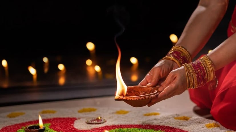 বাড়িতে প্রদীপ জ্বালানো অত্যন্ত শুভ এবং ইতিবাচক বলে বিবেচিত হয়। বিশ্বাস করা হয় যে প্রদীপ জ্বালালে পরিবেশে ইতিবাচক শক্তি আসে এবং ঘরে সুখ ও সমৃদ্ধি আসে। তবে, বাস্তুশাস্ত্রে আরও বলা হয়েছে যে প্রদীপ জ্বালানোর সময় তার দিকে বিশেষ মনোযোগ দেওয়া গুরুত্বপূর্ণ, অন্যথায় এর প্রতিকূল প্রভাব পড়তে পারে।