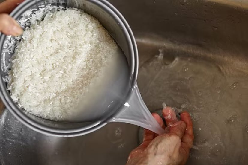 চুলের বৃদ্ধি ত্বরান্বিত করার জন্য চালের জল একটি সহজ এবং কার্যকর উপায়। চাল ধুয়ে নিন, একটি পাত্রে জল ভরে সারারাত রেখে দিন। পরের দিন শ্যাম্পু করার পর এটি ধুয়ে ফেলুন। এটি চুলকে নরম, চকচকে এবং শক্তিশালী করে তোলে। হংস যোগেন্দ্র বিশ্বাস করেন যে এই পদ্ধতি দ্রুত চুলের বৃদ্ধিতে সাহায্য করে।