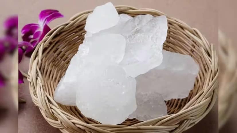 যাদের খুশকি তীব্র, তাদের নারকেল তেলের সঙ্গে ফিটকিরি গুঁড়ো মিশিয়ে মাথার ত্বকে ভাল করে লাগাতে হবে, আঙুল দিয়ে ম্যাসাজ করতে হবে। ফিটকিরিতে অ্যান্টিব্যাকটেরিয়াল বৈশিষ্ট্য রয়েছে, যা মাথার ত্বকের pH ভারসাম্য বজায় রাখতে সাহায্য করে।