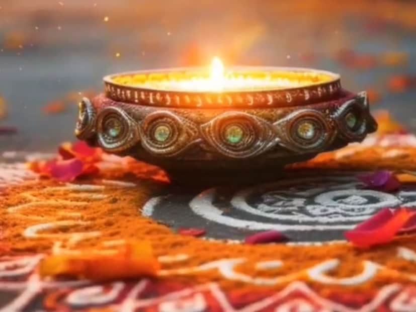 এ বছর দুর্গাষষ্ঠী তিথি পালিত হবে ২৮ সেপ্টেম্বর, রবিবার৷ তার আগের দিনই শুরু হচ্ছে এই তিথি৷ থাকবে রবিবার সকাল ১০.৪৩ পর্যন্ত৷ উদয় তিথি অনুসারে এই পালিত হবে রবিবারই৷ 