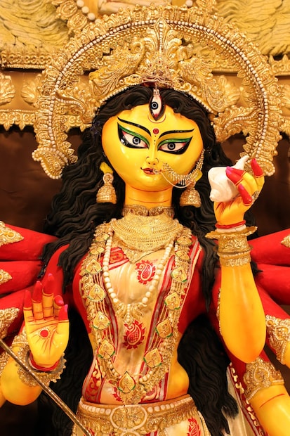 রাজনন্দিনীর এই রূপ শুধু বাহ্যিক নয় — প্রতিটি নারীর অন্তর্নিহিত শক্তির প্রকাশ। মাতৃরূপে মা দুর্গা যেমন আমাদের আশ্রয়, তেমনই রাজনন্দিনী রূপে তিনি আমাদের অহংকার, আমাদের আত্মবিশ্বাসের উৎস।এই রূপে মা দুর্গা শক্তির পাশাপাশি সৌন্দর্যের দেবী। তিনি যেমন অসুরনাশিনী, তেমনি এক মহীয়সী রাণী — যিনি তাঁর রাজ্যকে আগলে রাখেন, শত্রুর হাত থেকে রক্ষা করেন এবং সমাজকে শাসন করেন ধৈর্য, বিচারবোধ ও মমতায়।