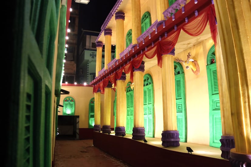 রাজনন্দিনী রূপে মা দুর্গা শুধু রাজবাড়ির রানী নন, তিনিই বাংলার প্রতিটি নারীর প্রতীক। যুগে যুগে বাংলার নারীরা যেমন সাহসী হয়েছেন, তেমনই তাঁরা সংসার, সমাজ, দেশ গঠনের স্তম্ভ হয়ে উঠেছেন। এই থিমের মাধ্যমে আমরা একদিকে শ্রদ্ধা জানাচ্ছি বাংলার ঐতিহাসিক রাজবাড়ির স্মৃতিকে, আবার একইসঙ্গে সমাজে নারীর প্রকৃত সম্মানের গুরুত্বকেও স্মরণ করছি।