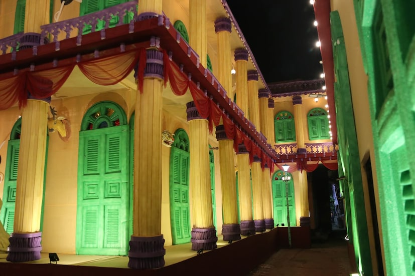 আজকের নারীও রাজনন্দিনী — শিক্ষা, সংস্কৃতি, কর্মদক্ষতা ও নেতৃত্বের এক অনন্য প্রতিমা। সেই ভাবনা থেকেই এই থিমের জন্ম।মায়া ও মহিমা মিলেমিশে একাকার এই ভাবনায় । মায়ের দশ হাতে দশ অস্ত্র, কিন্তু সেই অস্ত্র যেন শুধুমাত্র যুদ্ধের প্রতীক নয়, বরং ন্যায়ের প্রতিষ্ঠার দায়ভার।তিনি যেমন পরমা শক্তি, তেমনি বাংলার মাটি থেকে উঠে আসা গর্বিত বাঙালি নারীর প্রতীক।