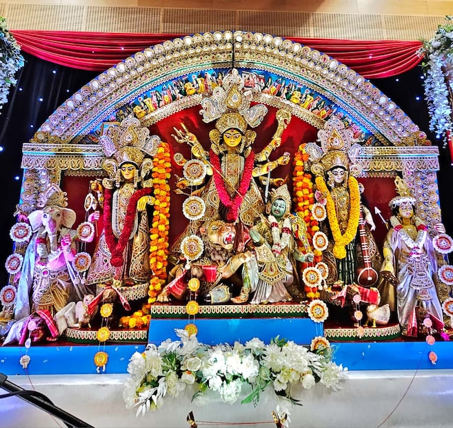 এই প্রথমবারের মতো আয়োজিত হচ্ছে লন্ডন শারদ উৎসবে (LSU) ওয়াল অফ ফেম জন্ম শতবর্ষে মহানায়ক উত্তম কুমারের ছবির পোস্টার দিয়ে সেজে উঠছে পুজো প্রাঙ্গণের দেওয়াল, যার নামকরণ করা হয়েছে 'ওয়াল অফ ফেম'। বাঙালির ম্যাটিনি আইডল উত্তম কুমার আপামর বাঙালি জাতির কাছে মহানায়ক। এবছর তাঁর জন্ম শতবর্ষ উদযাপন শুরু হয়েছে। প্রবাসের পুজোতেও তাঁকে স্মরণ করে থাকছে ওঁনার অভিনিত ছবির পোস্টার দিয়ে সাজানো 