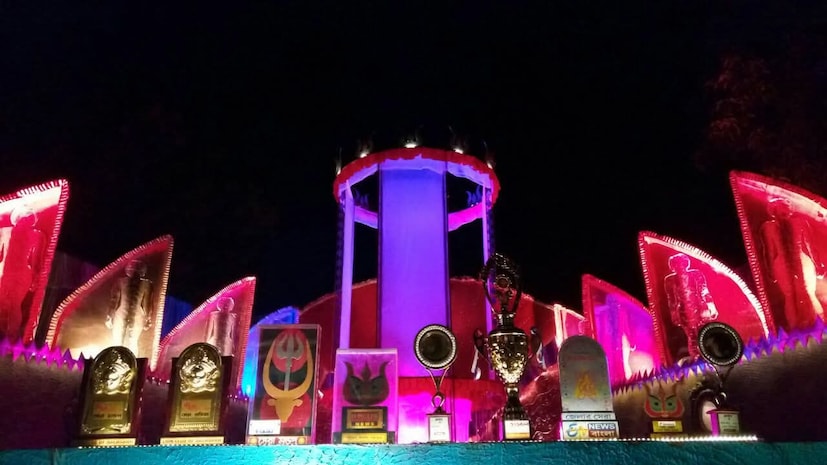 মুখোপাধ্যায় পরিবারের হাত ধরে সোমড়া গ্রামে প্রথমবার শুরু হয় মা বুড়িমার আরাধনা। কথিত আছে, এরপর বাংলার বুকে নেমে আসে করাল দুর্ভিক্ষ (পঞ্চাশের মন্বন্তর)। ইতিহাস সাক্ষী, আনুমানিক ৩০ থেকে ৫০ লক্ষ মানুষ অনাহার, অপুষ্টি, ম্যালেরিয়া ও অন্যান্য রোগে মারা যায়। লক্ষ লক্ষ পরিবার তাদের সম্পত্তি বিক্রি করতে বাধ্য হয়– চরম দারিদ্র্যের শিকার হয়। জিনিসপত্র দুর্লভ এবং বাজারদর অগ্নিমূল্য দেখে পাঁচুগোপাল মুখোপাধ্যায় সিদ্ধান্ত নেন দেবী মায়ের পূজার্চনা সেই বছরের মতো বন্ধ রাখার। কিন্তু মা বুড়িমা ‘স্বপ্নাদেশ’ দেন বাড়ির গাছের কাঁচা থোড়ের নৈবেদ্য করে মায়ের পুজো চালু রাখতে। এভাবেই এই বারোয়ারিতে মায়ের পুজোয় কাঁচা থোড়ের নৈবেদ্যর প্রচলন আজও চলে আসছে। কালস্রোতের অভিঘাত বুকে বহন করে আজও দৃঢ়তার সঙ্গে দাঁড়িয়ে রয়েছে সোমড়া গ্রামের বুড়িমাতলার দুর্গাপুজো।