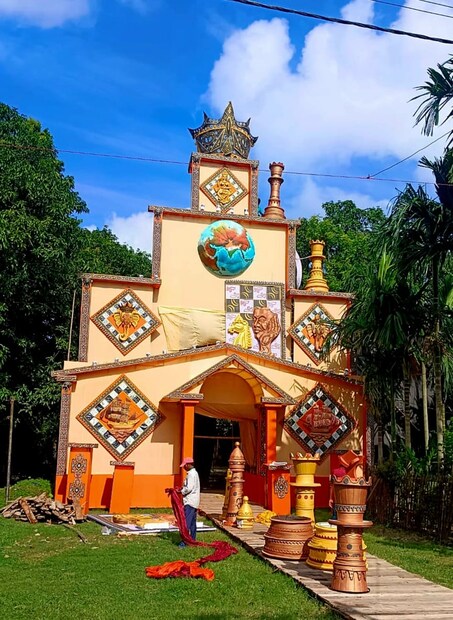 বাংলার উৎসব শারদীয়া দুর্গাপুজো। কত রূপে দুর্গাপুজো হয় তার পূর্ণাঙ্গ হিসাব আজও দূরস্থ। তবে জনপ্রিয় বলতে একচালার দেবীমূর্তি। অপূর্ব মাতৃপ্রতিমা। টানা টানা বাঁশপাতার মতো চোখ। পরনে লাল শাড়ি। দশ প্রহরণধারী। উদ্ধত সিংহের পৃষ্টে পা রেখে তিনি শূলবিদ্ধ করছেন মহিষাসুরকে। মহিষাসুর হাঁটু গেড়ে, দাঁত খিঁচিয়ে দেবীর সঙ্গে যুদ্ধে রত। পাদপীঠে দৃশ্যমান মহিষের রক্তাক্ত কাটা মুণ্ড। দেবীর ডাইনে-বামে বাহনের উপর চড়ে লক্ষ্মী, সরস্বতী। তাঁদেরও চোখ-মুখ দুর্গার মতো। নীচে কার্তিক, গণেশ। একপাশে লজ্জাবতী বধূর মতো অবগুণ্ঠিত নবপত্রিকা। চালার উপরের অংশে চিত্রিত দশাবতার পটচিত্র। তারপর তিনথাকি কলকা বা ঠিকরের অলংকরণ। বঙ্কিমচন্দ্রের চোখে এই মূর্তি ছিল বঙ্গজননীর প্রতীক। তিনি লিখেছেন— ‘... নানা প্রহরণ প্রহারিণী শত্রুমর্দিনী, বীরেন্দ্রপৃষ্ঠবিহারিণী— দক্ষিণে লক্ষ্মী ভাগ্যরূপিণী, বামে বিদ্যাবিজ্ঞানমূর্তিময়ী, সঙ্গে বলরূপী কার্তিকেয়, কার্যসিদ্ধিরূপী গণেশ... এই সুবর্ণময়ী বঙ্গ প্রতিমা।’ (আমার দুর্গোৎসব)