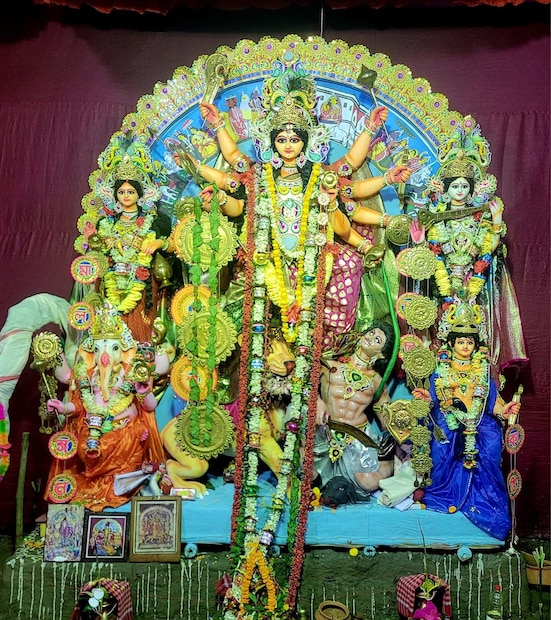 সময় চিরপ্রবহমান। সেই বহমানতাতেই তার সার্থকতা। তবুও মহাবিশ্বের শরীরে অদৃশ্য আচ্ছাদন হয়ে জড়িয়ে থাকা সময়-চাদরের বুনোটে কখনও কখনও ফুটে ওঠে জরির ঝলমলে অলংকরণ। সে-অলংকরণ আসলে কিছু অনন্য মুহূর্ত, কিছু অপ্রতিম কালখণ্ড, কিছু বিশিষ্ট ঋতুকাল।সে-বিশিষ্ট ঋতুকালের একটি এই শরৎ। বাঙালির সনাতন মাতৃ-আরাধনার সার্থক সময়। প্রকৃতির ফুল্ল আশীর্বাদবর্ষণের সময়। বছরের সেই অতিপ্রতীক্ষিত সময়টি এসেছে আবার। মা আসছেন। মা আসছেন কৈলাস থেকে বাপের বাড়ি। দীর্ঘ অমানিশান্তে সোনার আলোর ছোঁয়ায় জেগে উঠবে ব্যাপ্ত চরাচর— ক্ষয়িষ্ণু রুক্ষ জীবনে ঘটে যাবে অভাবনীয় উত্তরণ।আজ এই শারদসাহিত্যের ডালি আমাদের সক্কলকে, বাংলার সমস্ত সুসন্তানকে, বুড়িমাতলা তথা সোমড়ার সকল গ্রামবাসীকে একসূত্রে বেঁধে রাখবে। আজ বেঁধে বেঁধে থাকা বড়ো দরকার। বাঙালির আত্মপরিচয়ের নিশান হিসেবে থাকুক শারদীয় দুর্গোৎসব– মহামিলনের পূণ্যভূমি।