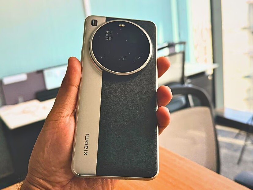 ক্যামেরা-প্যাকড হার্ডওয়্যার সহ Xiaomi 15 Ultra-ও একটি দারুন বিকল্প। Leica-চালিত ক্যামেরা সিস্টেম এর বড় আকর্ষণ, Snapdragon 8 Elite চিপসেট, একটি বড় ব্যাটারি এবং একটি প্রিমিয়াম ডিজাইনও আকর্ষণ বাড়ানোর ক্ষেত্রে বড় ভূমিকা নিয়েছে।