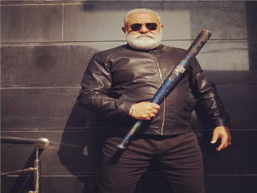 যোগরাজ সিং, যিনি ভারতের হয়ে ১টি টেস্ট ম্যাচ এবং ৬টি ওডিআই আন্তর্জাতিক খেলেছেন, শৈশব থেকেই যুবরাজ সিংয়ের প্রতি খুব কঠোর ছিলেন৷ যোগরাজ ও যুবরাজ দু’জনেই একাধিক সাক্ষাৎকারে বিষয়টি প্রকাশ করেছেন।