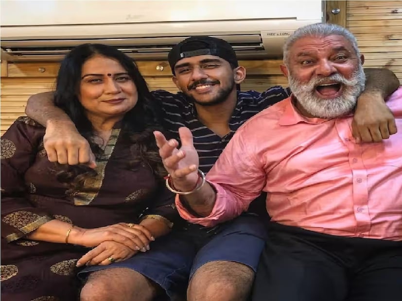 যুবরাজ সিং শুরুতে বাবাকে মোটেও পছন্দ করতেন না। এর কারণ ছিল বাবার কঠোর মনোভাব। ভারতীয় অলরাউন্ডারকে ক্রিকেটার বানানোর জন্য খুব কঠিন ট্রেনিং দিতেন যোগরাজ। এই কারণেই যুবরাজ তার বাবাকে ঘৃণা করতেন এবং বিবাহবিচ্ছেদের পরে তিনি তার মায়ের সঙ্গে থাকার সিদ্ধান্ত নিয়েছিলেন। (Yuvraj Singh/Instagram)