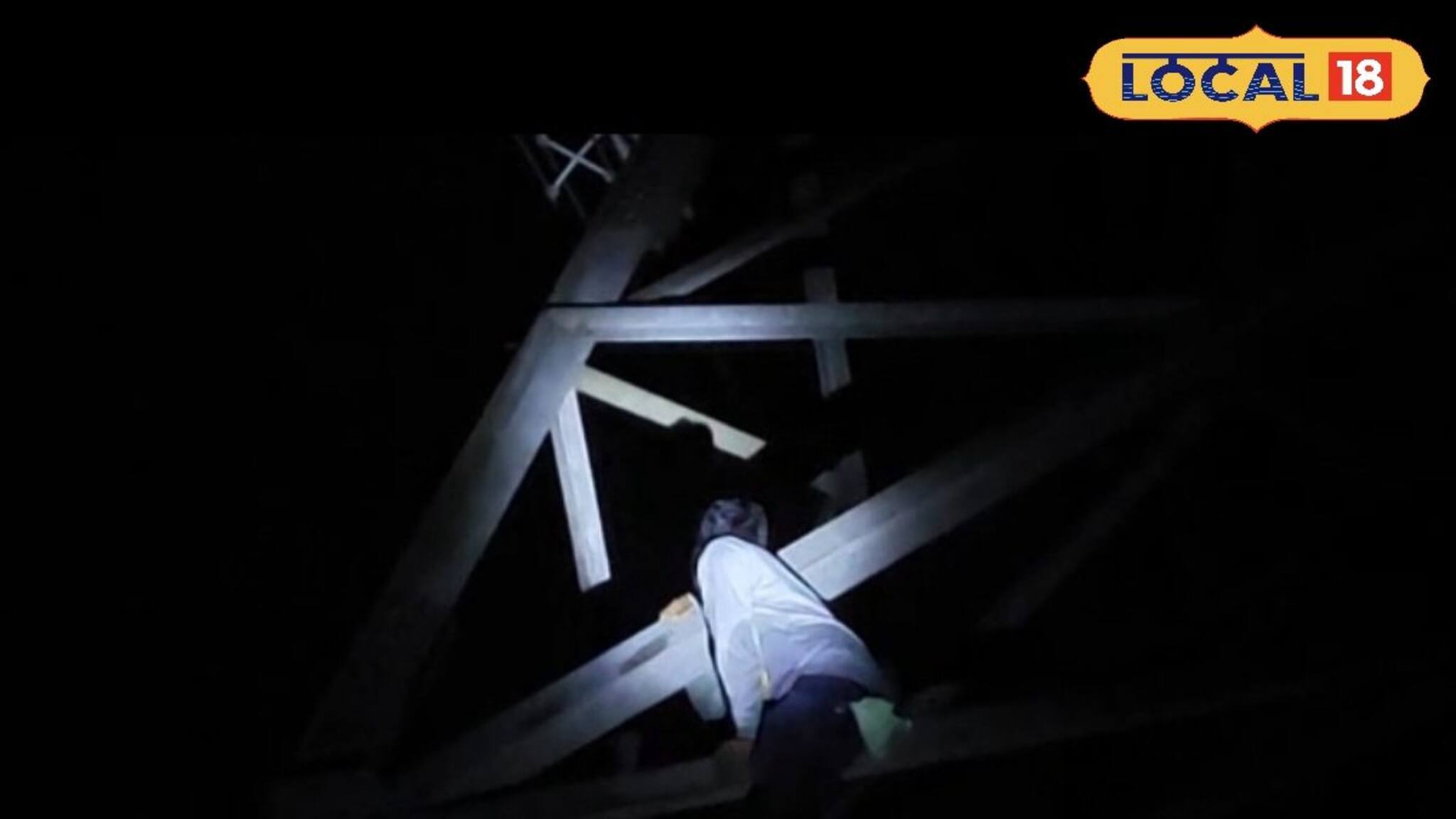 অন্ধকারে বিদ্যুৎ টাওয়ারে কে যেন বসে? কাছে যেতেই মাথায় হাত! ছুটল দমকল, পুলিশ! তারপর...