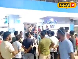 হাসপাতালে আত্মীয়দের ভিড়।