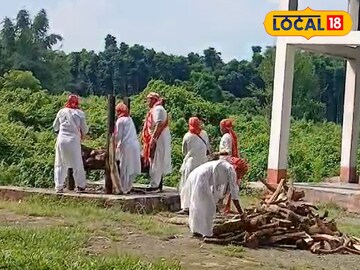 দেহ সৎকার করছেন মহিলারা।