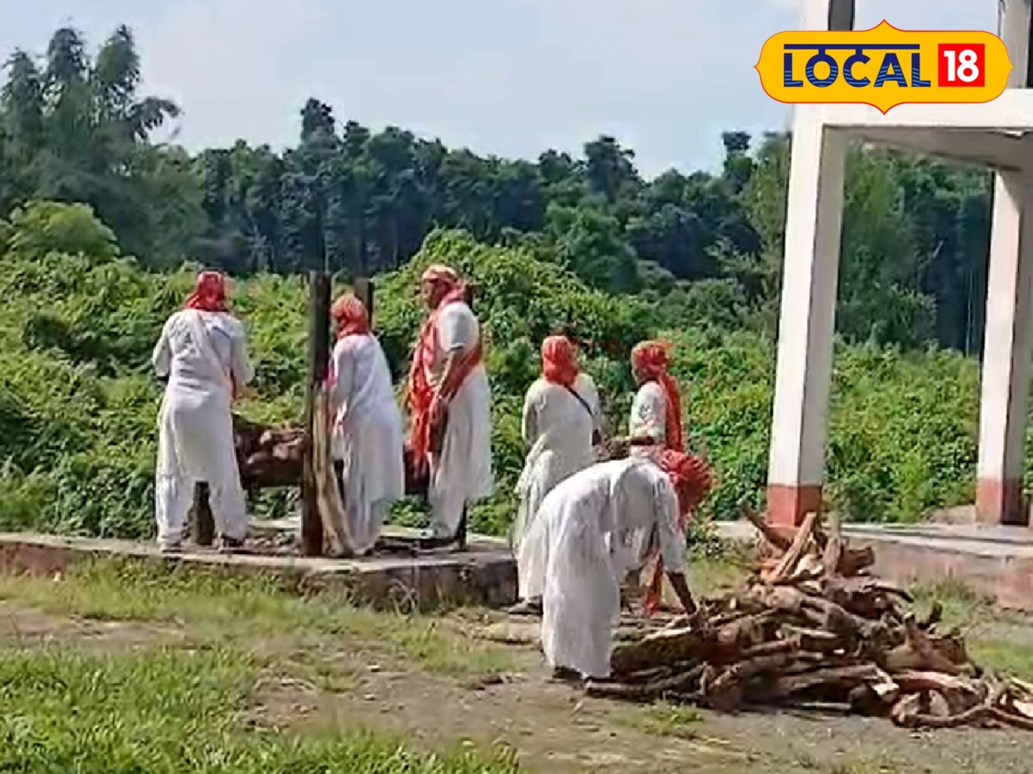 মর্গে পচে যাচ্ছিল, 'বেওয়ারিশ' দেহের সৎকার করলেন মহিলারা