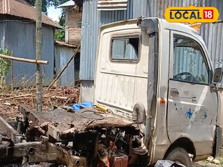হাতির হাায় ক্ষতিগ্রস্ত গাড়ি।