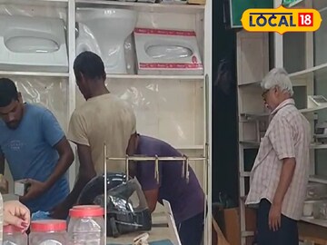 খালি করা হচ্ছে দোকান।
