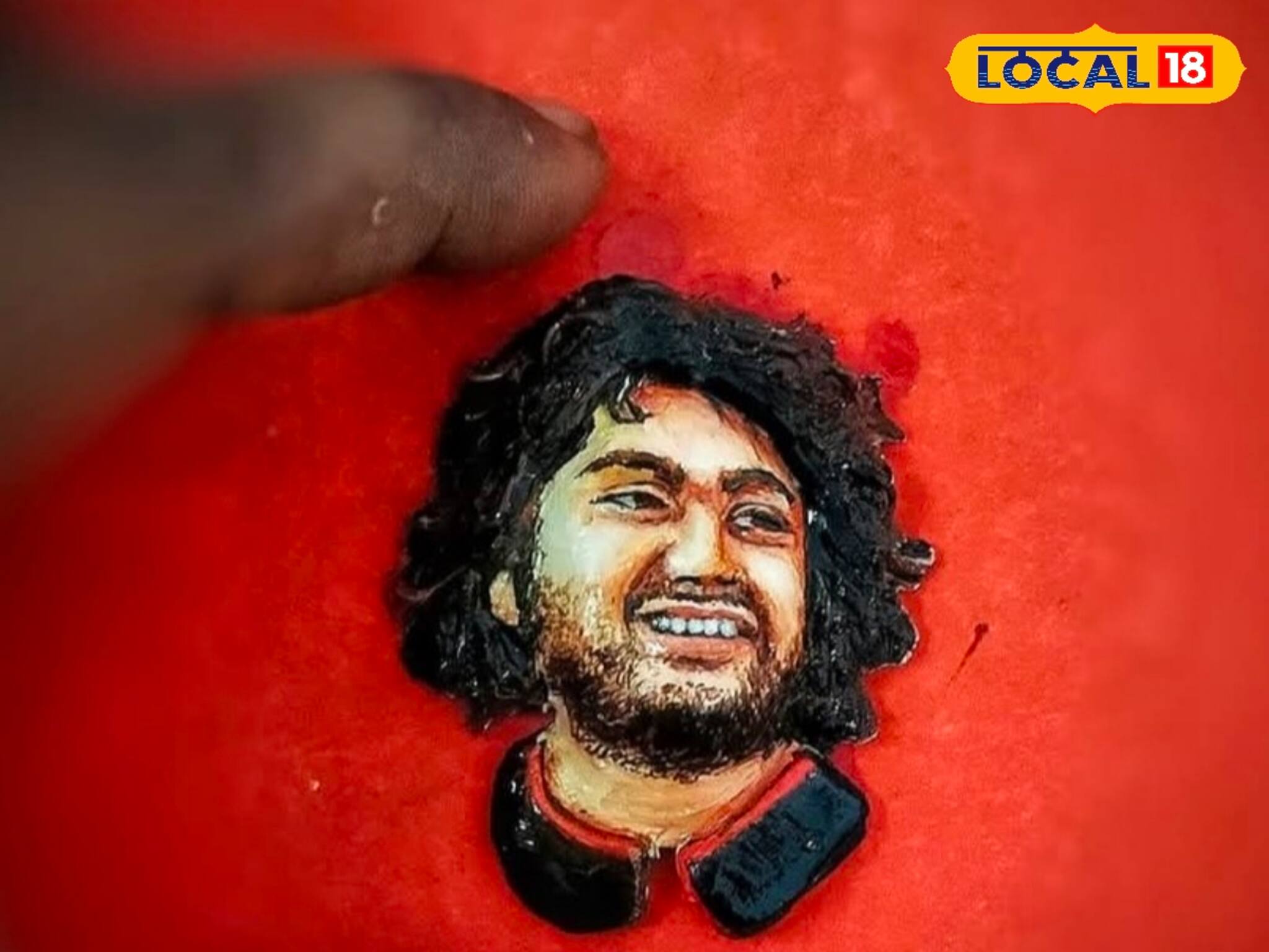 ১৪-১৫ ঘণ্টার ধৈর্য্য, হাতের অভাবনীয় কাজ শিক্ষকের! মাইক্রো শিল্পীর অবাক করা শিল্পকলা